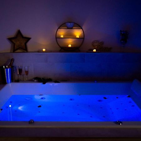 Le Mas Aux Amoureux , Suite Romantique Et Spa 르발카레스 외부 사진