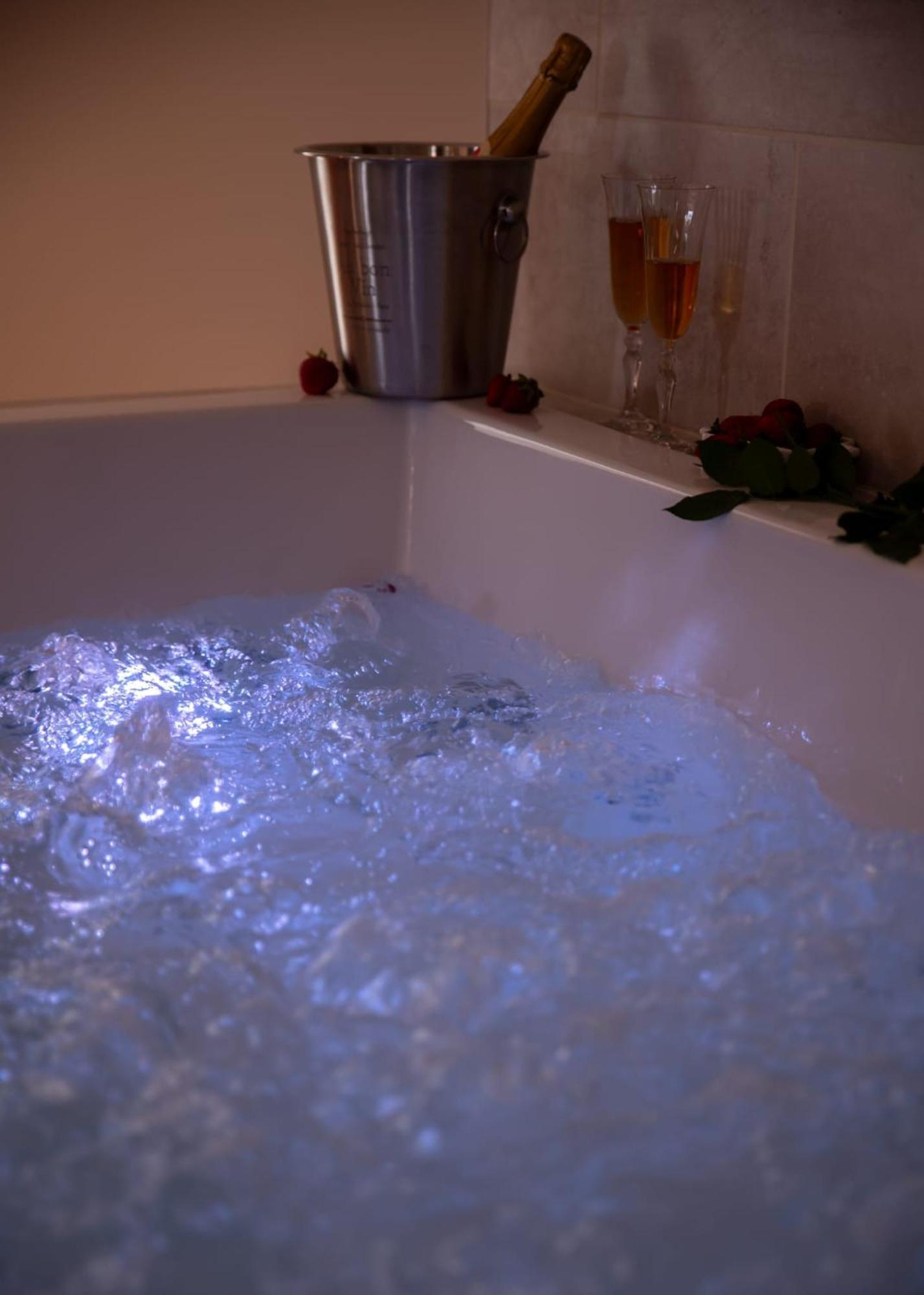 Le Mas Aux Amoureux , Suite Romantique Et Spa 르발카레스 외부 사진