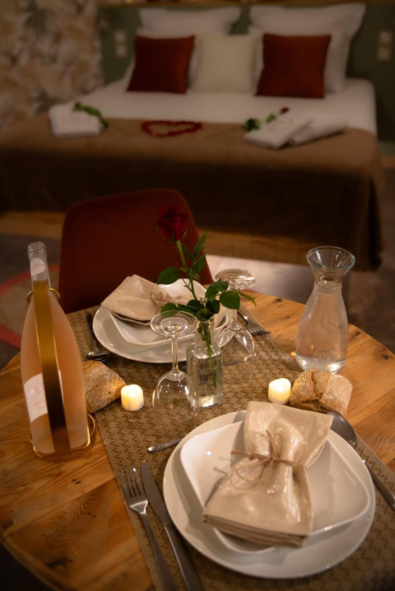 Le Mas Aux Amoureux , Suite Romantique Et Spa 르발카레스 외부 사진