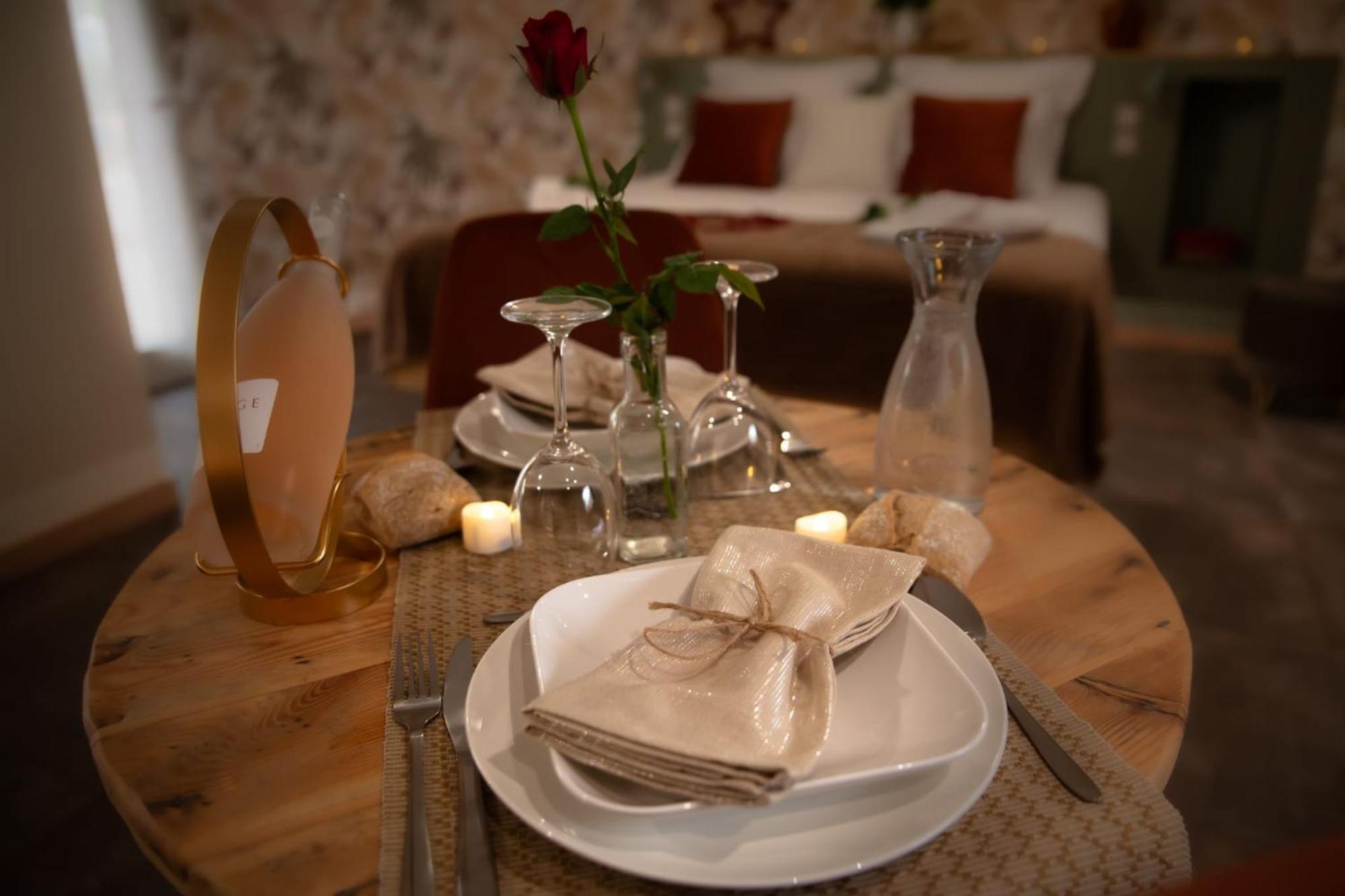 Le Mas Aux Amoureux , Suite Romantique Et Spa 르발카레스 외부 사진