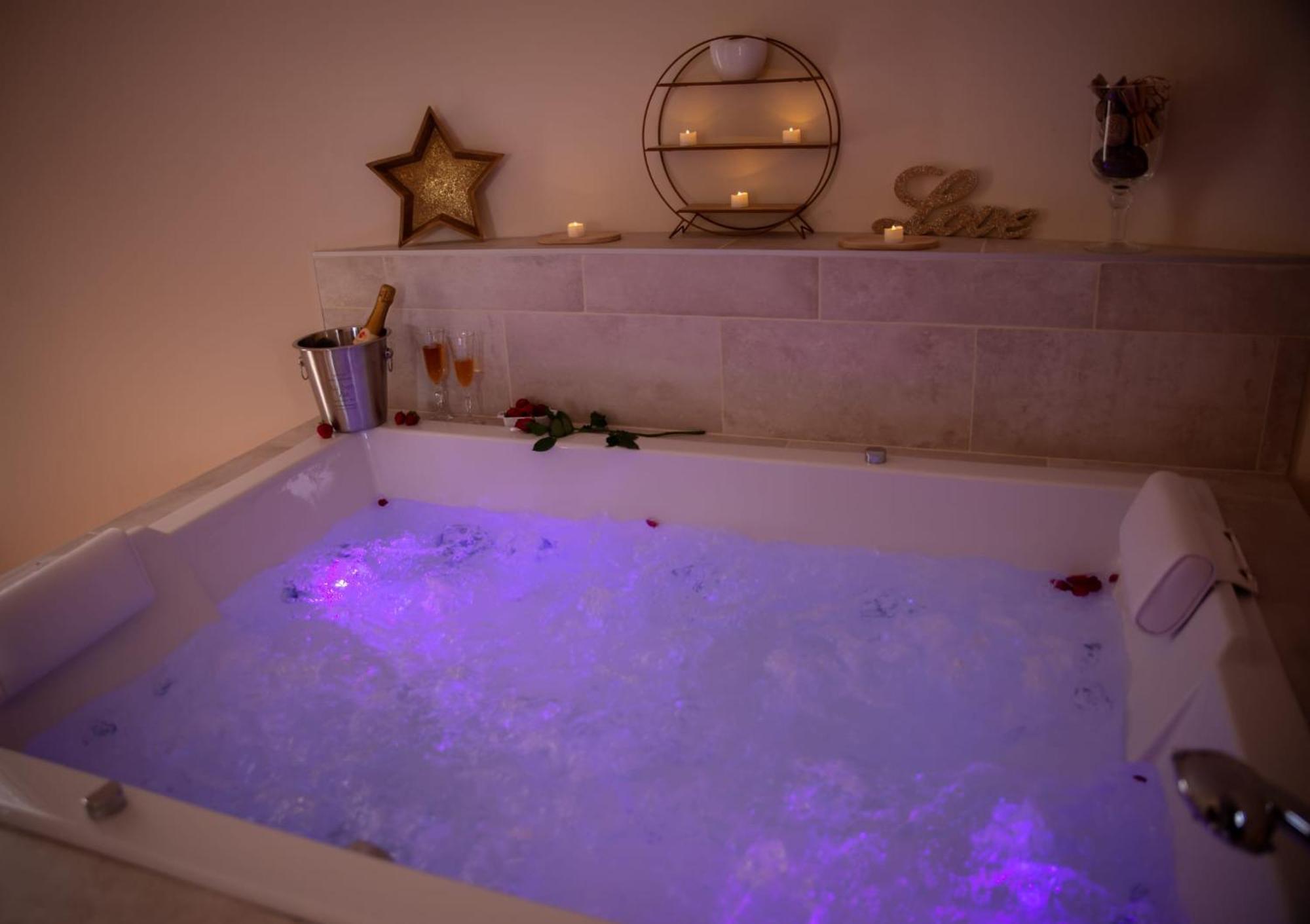 Le Mas Aux Amoureux , Suite Romantique Et Spa 르발카레스 외부 사진