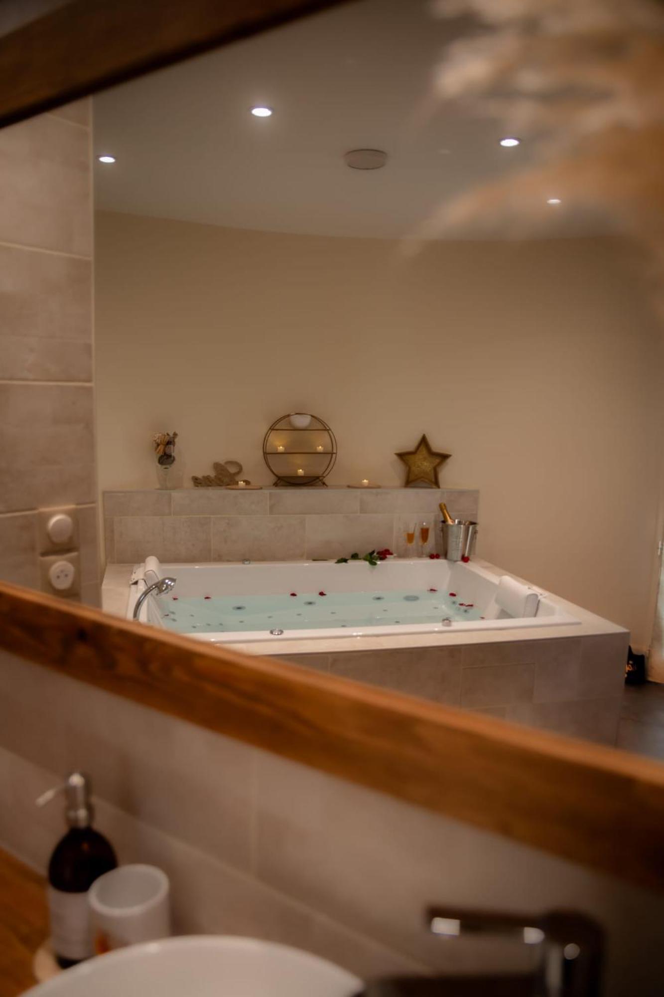 Le Mas Aux Amoureux , Suite Romantique Et Spa 르발카레스 외부 사진