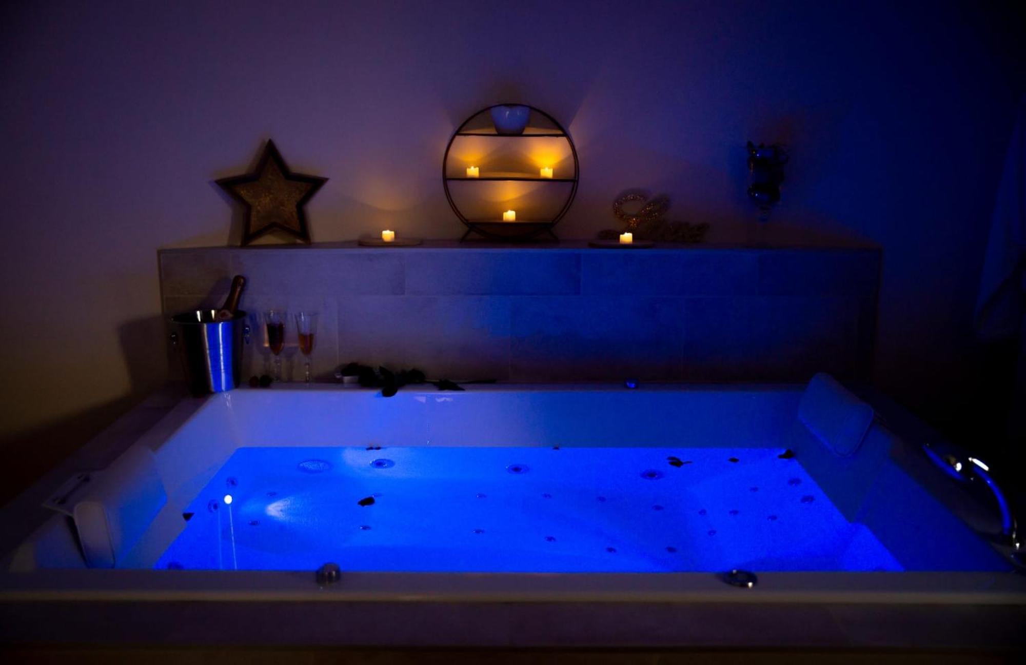 Le Mas Aux Amoureux , Suite Romantique Et Spa 르발카레스 외부 사진